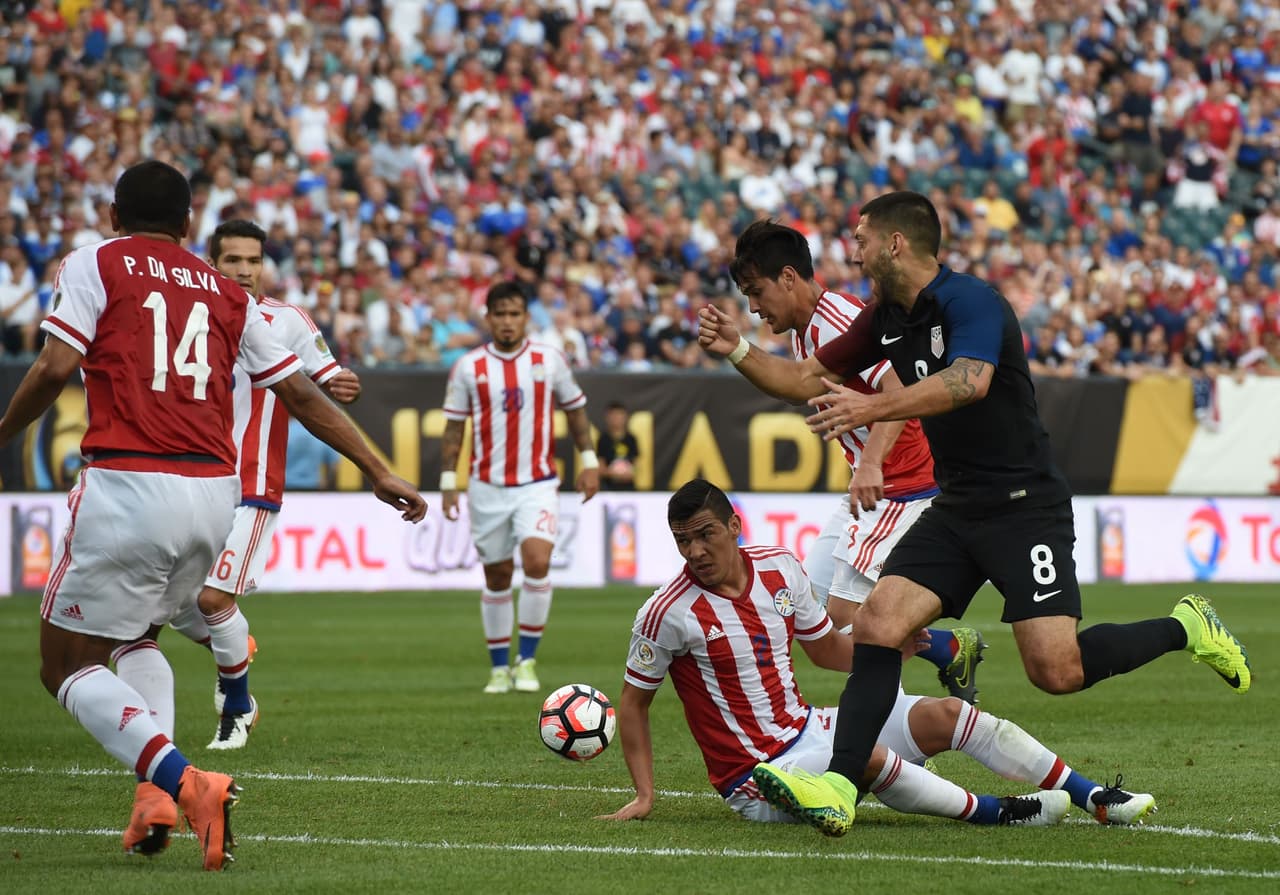 El norteamericano Clint Dempsey anota el único gol del partido.