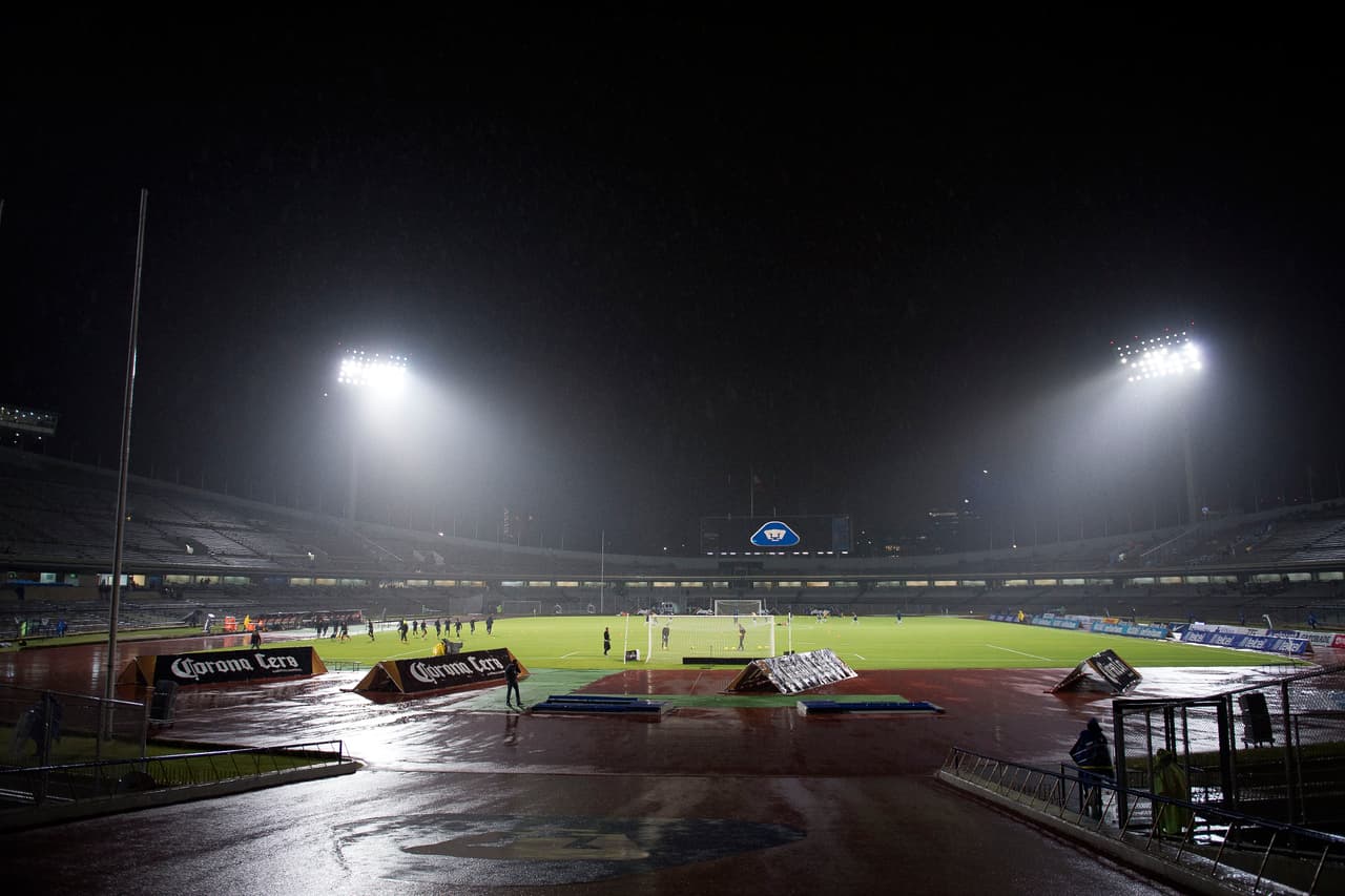 La jornada en el estadio Universitario en la capital se vio acompañada por la lluvia nocturna.
