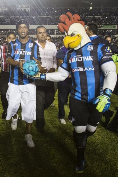 Al medio tiempo del duelo entre Querétaro y Puebla, Ronaldinho fue presentado a la afición de gallos. El brasileño fue vitoreado a pesar de no jugar.