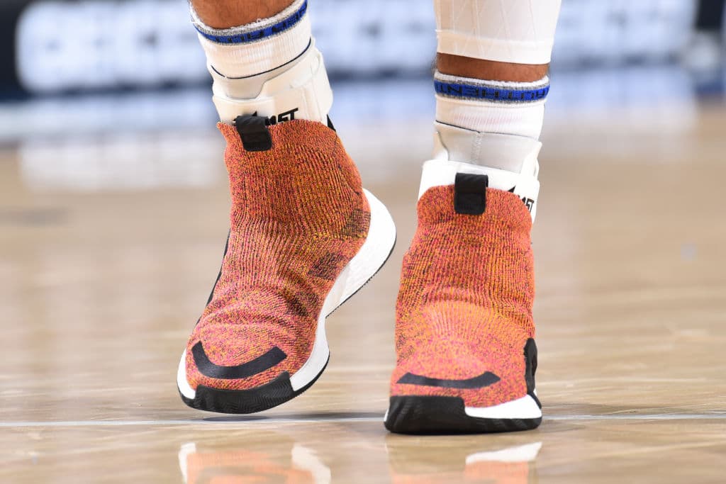 Lo de Trae Young fue una locura, y es que el jugador de los Atlanta Hawks calzó unos tenis a presión, de botín pero sin agujetas y en un tono bastante llamativo, sin mezcla de colores. ¿Qué opinan?