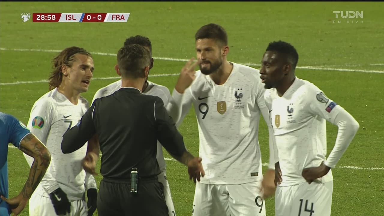 Giroud se vuelve loco y pide un penal en el área de Islandia