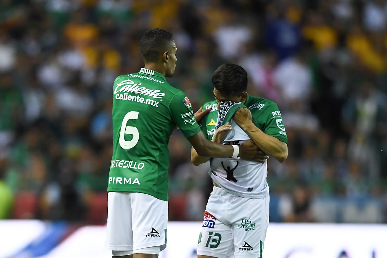 La molestia en la pierna izquierda de Ángel Mena (derecha) afectó al ataque de León y pone en alerta a Ecuador pensando en la Copa América.