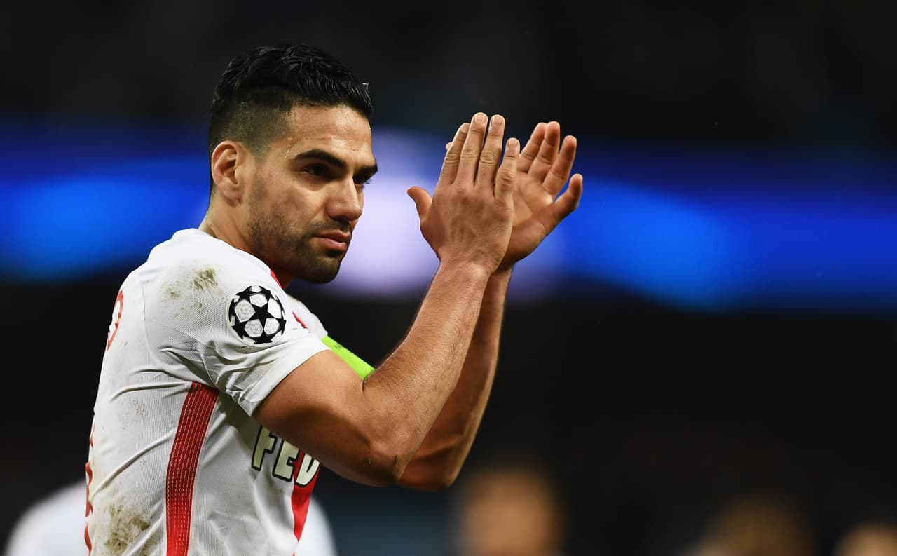 Luego de su paso por Manchester United y Chelsea sin éxito, Radamel Falcao regresó a su nivel con Mónaco, con el que tiene contrato hasta 2018. La valoración del pase del colombiano, que fue una de las grandes fichas de Mendes, está en 15 millones de euros a sus 31 años de edad por lo que habrá que esperar hasta el final de temporada para saber qué camino tomará.