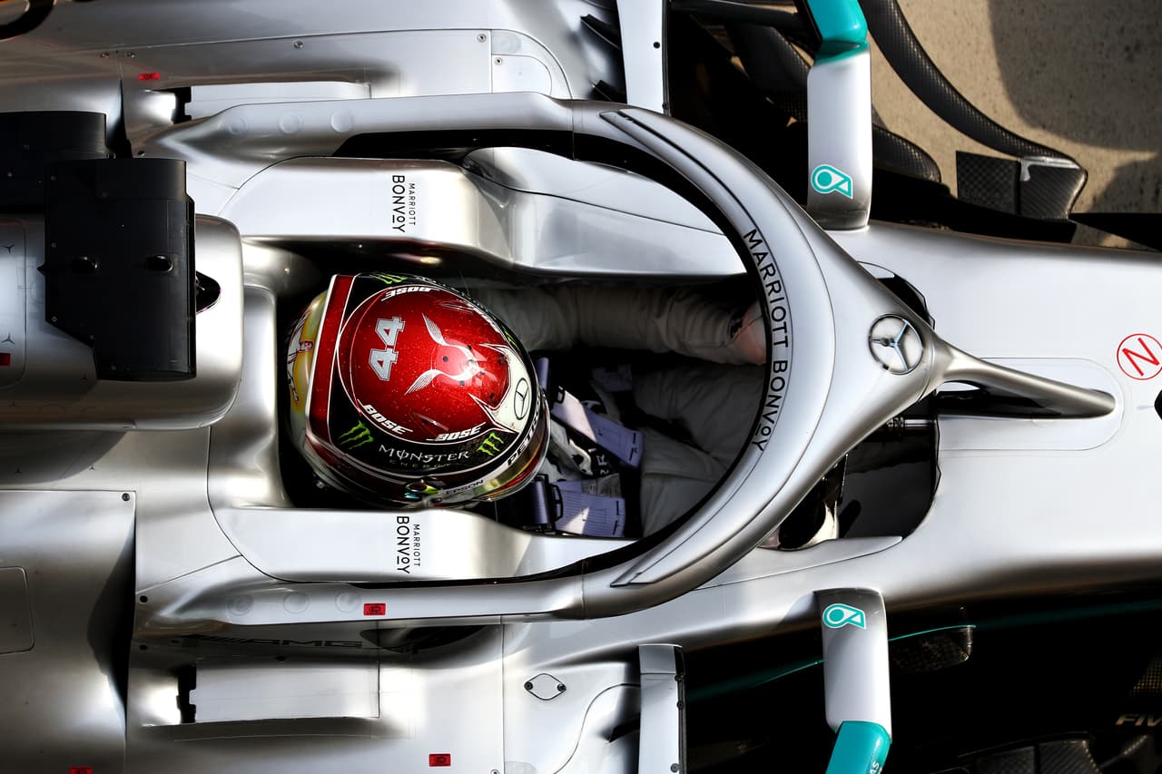 En la madrugada de este sábado se corrió la última sesión libre y la clasificación del Gran Premio de China en la cual los autos de Mercedes lograron los mejores tiempos. Valtteri Bottas se quedó con la Pole, Lewis Hamilton saldra segundo, Sebastian Vettel (Ferrari) tercero y Sergio 'Checo' Pérez quedó en el puesto 12.