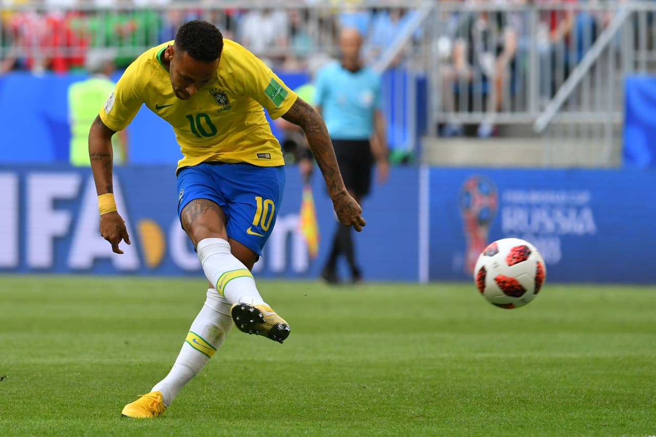 Pasaron 24 minutos antes que Neymar tuviera espacio para rematar al arco mexicano.