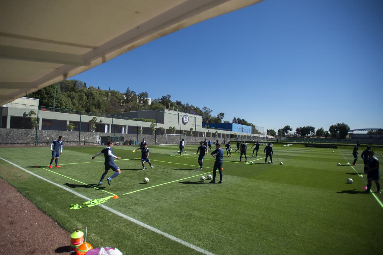 Cruz Azul, se´ptimo en el Clausura 2019, visitará a Monterrey con el reto de sumar para sostenerse en el grupo de Liguilla. Por eso, se entrena para ajustar detalles bajo la batuta de Pedro Caixinha y la mirada del presidente Ricardo Peláez.
