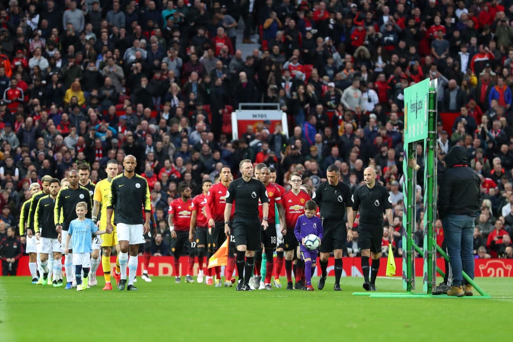 Así salieron al campo de juego tanto Manchester United como Manchester City en Old Trafford para su partido de la Jornada 35, el derby de Manchester.