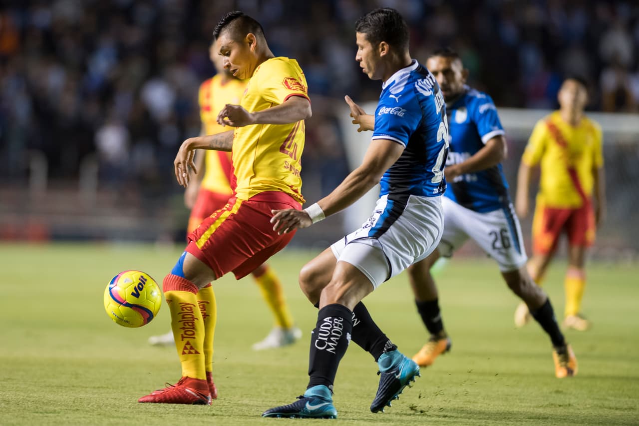 Action photo during the match Queretaro vs Morelia, Corresponding to Day 2 of the Corona MX Cup of the Closing Tournament 2018, at La Corregidora Stadium. Foto de accion durante el partido Queretaro vs Morelia, Correspondiente a la Jornada 2 de la Copa Corona MX del Torneo Clausura 2018, en el Estadio La Corregidora, en la foto: Miguel Sansores de Morelia y Alexis Perez de Queretaro 17/01/2018/MEXSPORT/Omar Martinez.