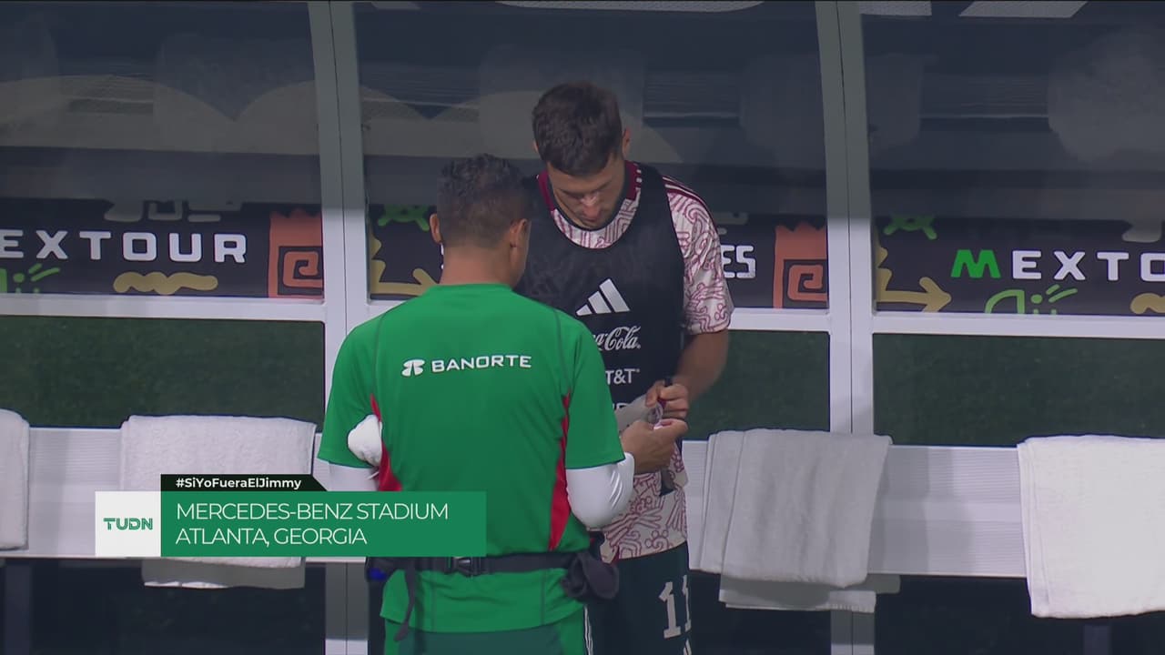 Lanzan playera a Santi, pide plumón y regala autógrafo al medio tiempo