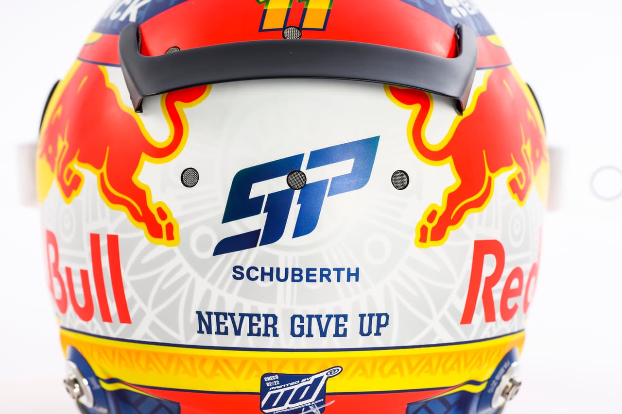 El piloto mexicano Sergio 'Checo' Pérez modelo su nuevo casco, noticia que tardó segundos en darle la vuelta al mundo entero.