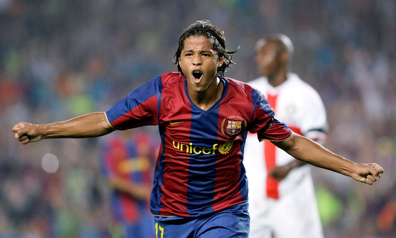 <b>Giovani Dos Santos </b>debutó con el Barça en el año 2006. Allí solo se quedó una temporada tras hacer las divisiones menores en La Masía. Ganó la Supercopa de España.