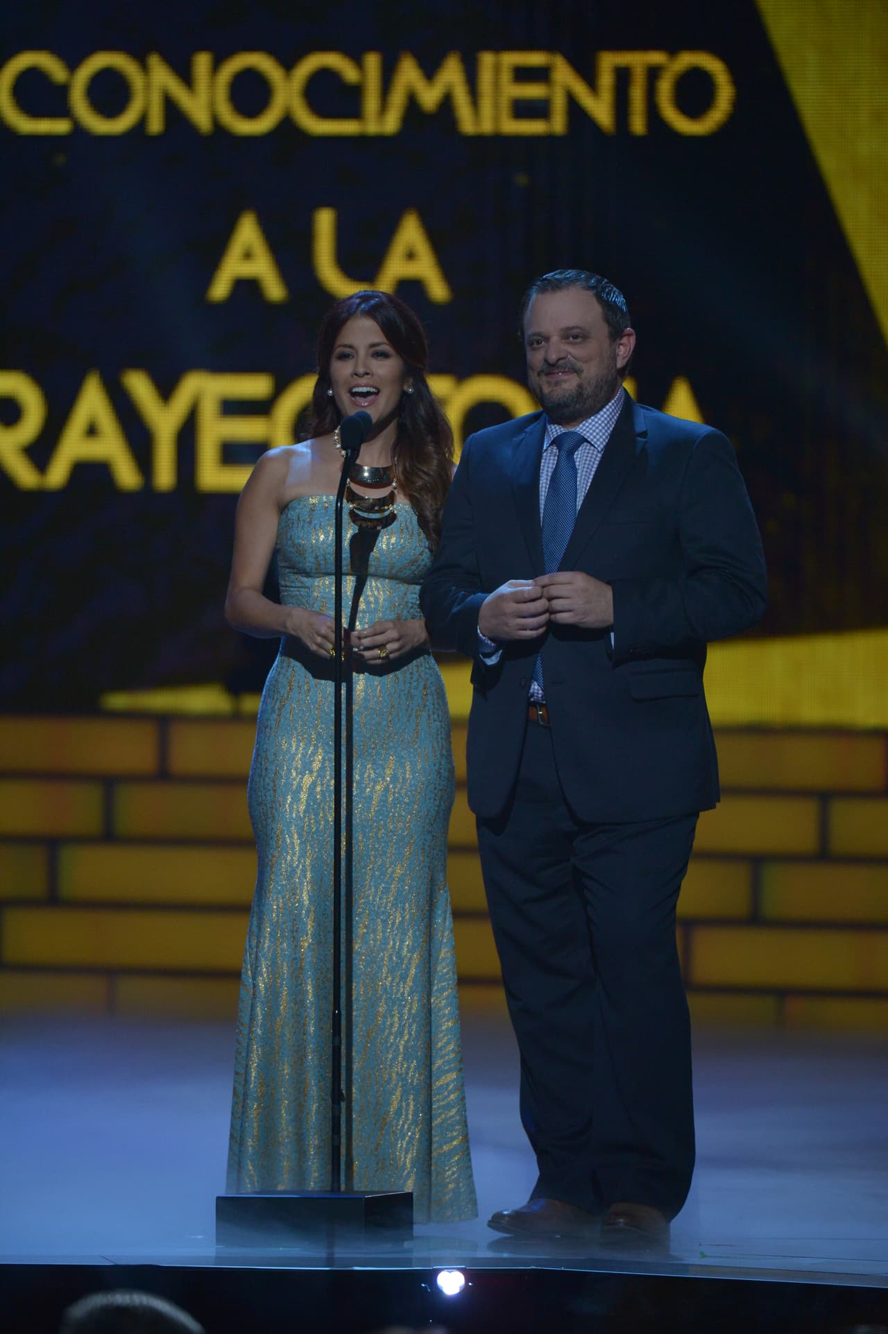 Adriana Monsalve y José Luis López Salido entregaron el Reconocimieto a la Trayectoria a Jorge Campos