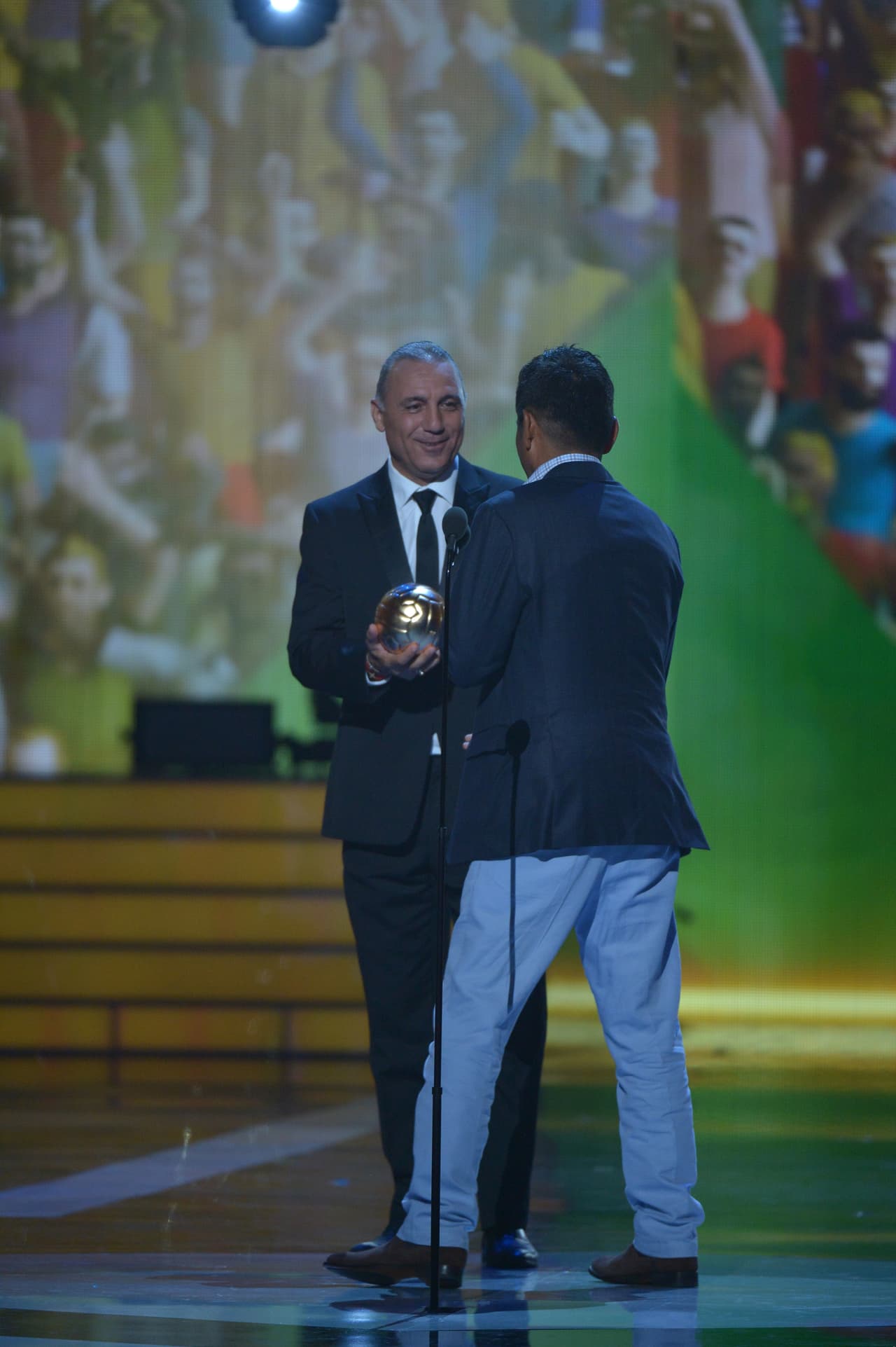 Jorge Campos recibió de manos de Hristo Stoichkov el Balón de Oro como reconocimiento a su trayectoria.