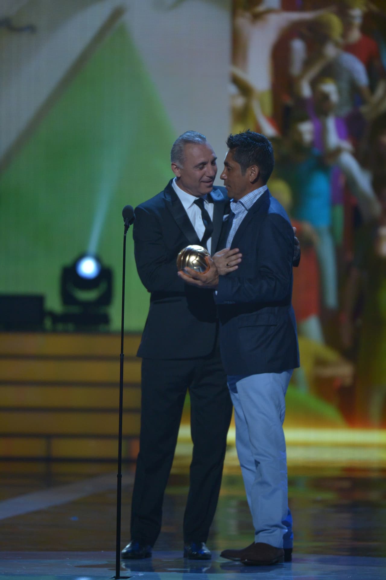 Jorge Campos recibió de manos de Hristo Stoichkov el Balón de Oro como reconocimiento a su trayectoria.