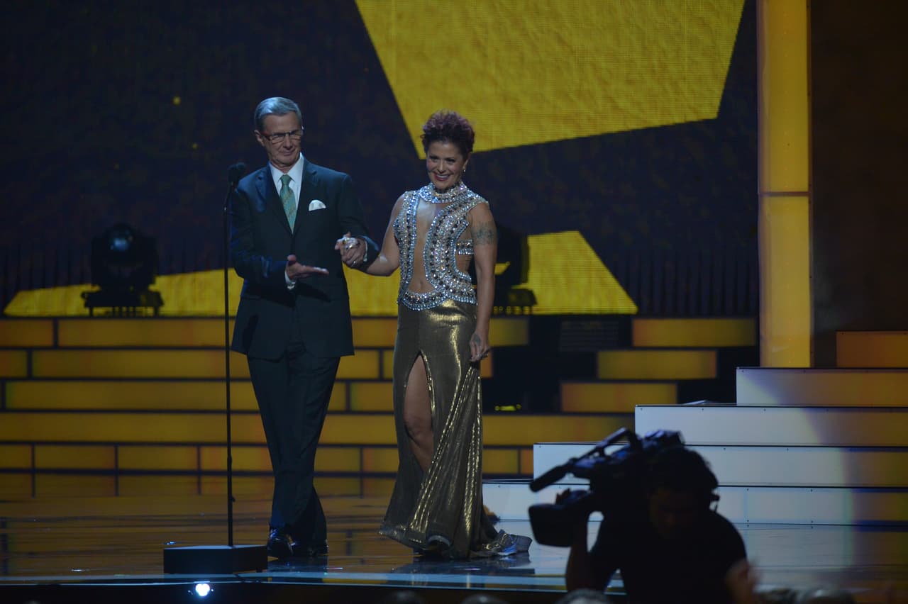 Enrique Borja y Alejandra Guzmán presentaron y otrogarpn el Reconocimiento Siente tu Liga al señor Laureano Robles por brindar su vida al fútbol y apoyar a niños.