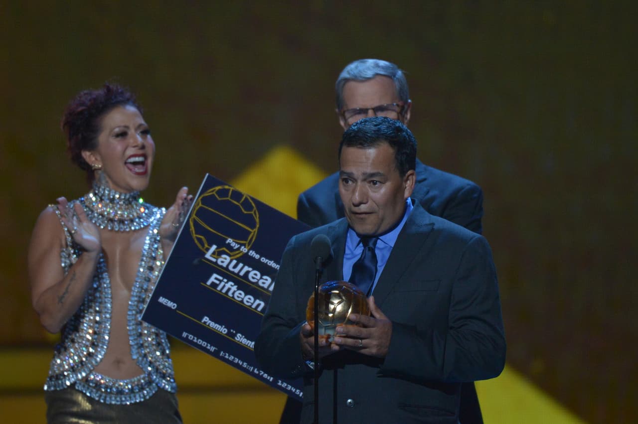 Enrique Borja y Alejandra Guzmán presentaron y otrogarpn el Reconocimiento Siente tu Liga al señor Laureano Robles por brindar su vida al fútbol y apoyar a niños.