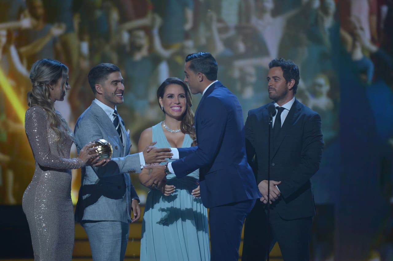 Lindsay Casinelli y Rodolfo Landeros le otrogaron a Rogelio Funer Mori el Balón de Oro por el mejor gol de la temporada.