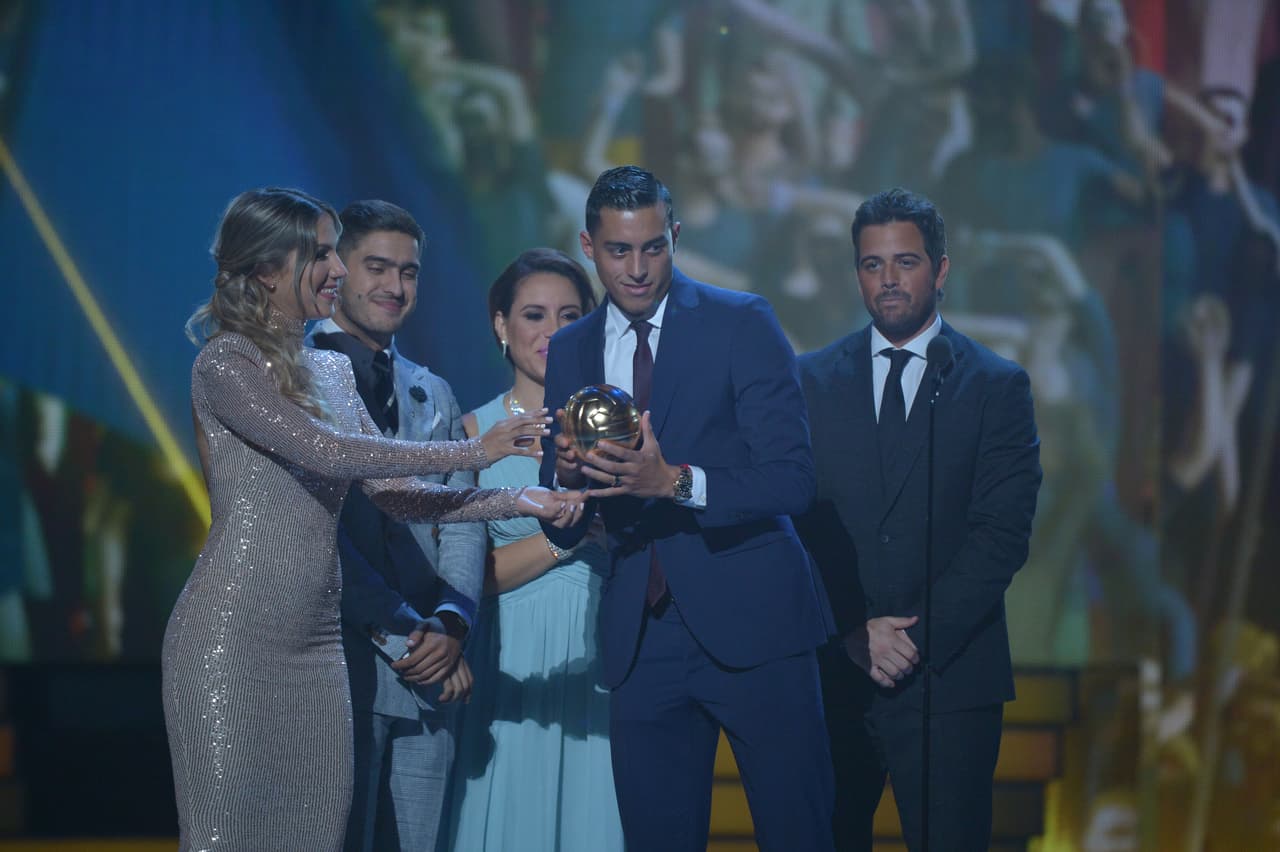 Lindsay Casinelli y Rodolfo Landeros le otrogaron a Rogelio Funer Mori el Balón de Oro por el mejor gol de la temporada.