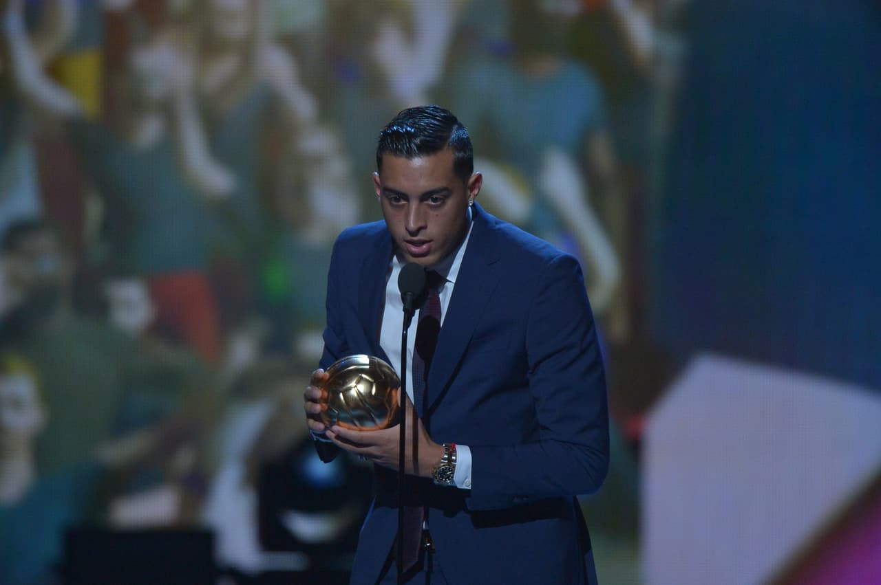 Lindsay Casinelli y Rodolfo Landeros le otrogaron a Rogelio Funer Mori el Balón de Oro por el mejor gol de la temporada.