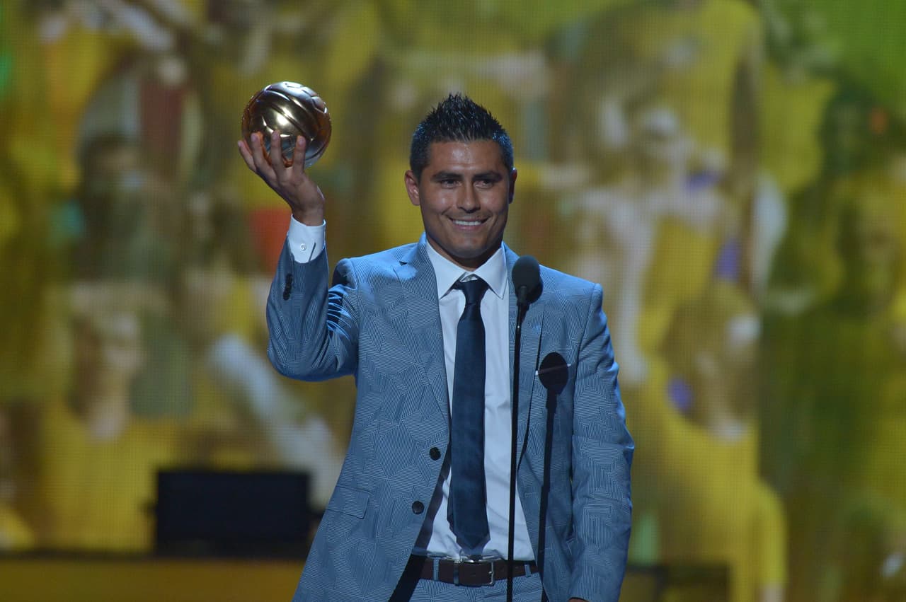 Osvaldo Martínez, jugador de América, se quedó fue reconocido como el Mejor Medio Defensivo del fútbol mexicano,