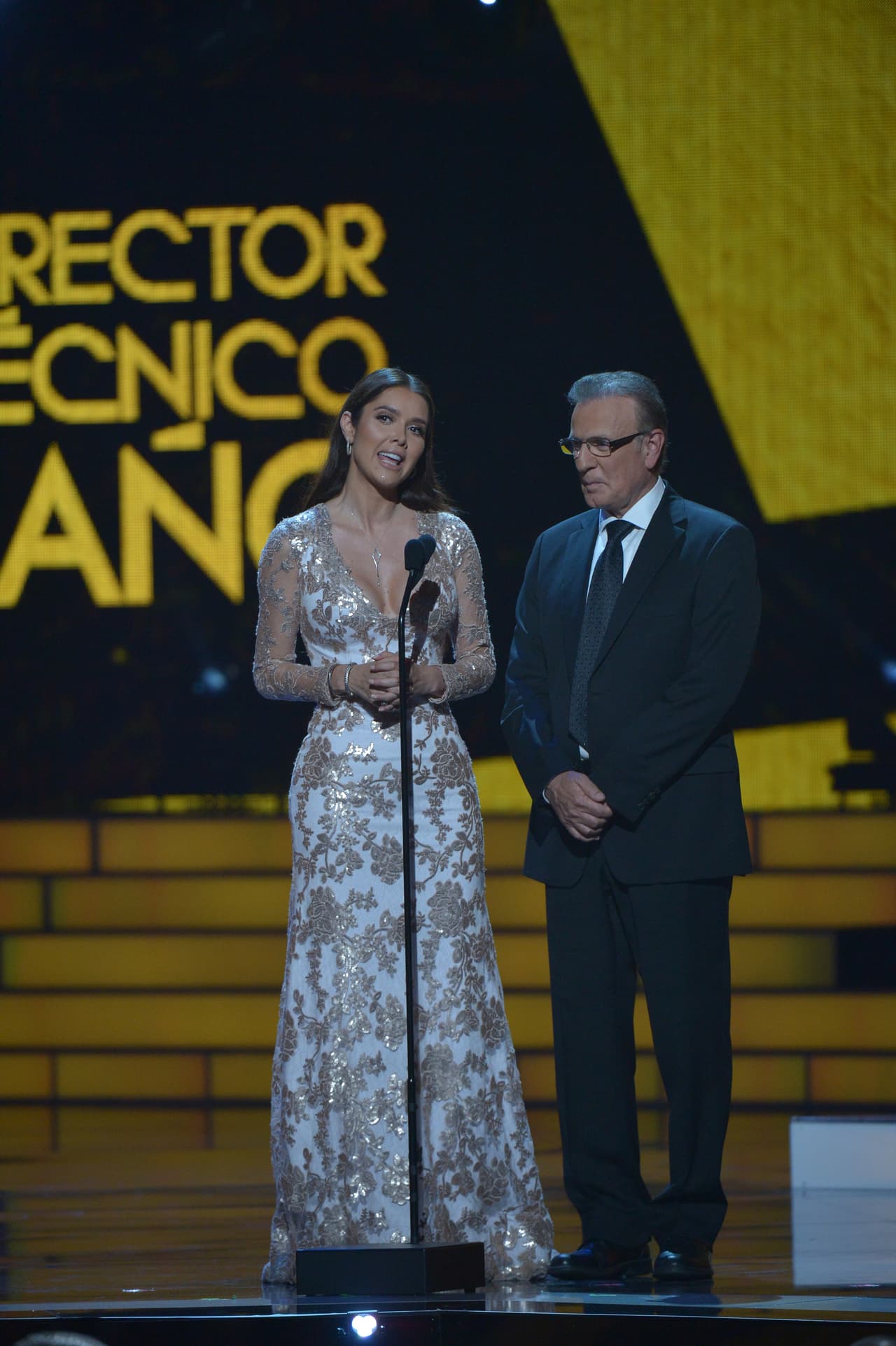 Marlene Favela y Jesús Bracamontes se encargaron de presentar el premio al Mejor Técnico del Año.