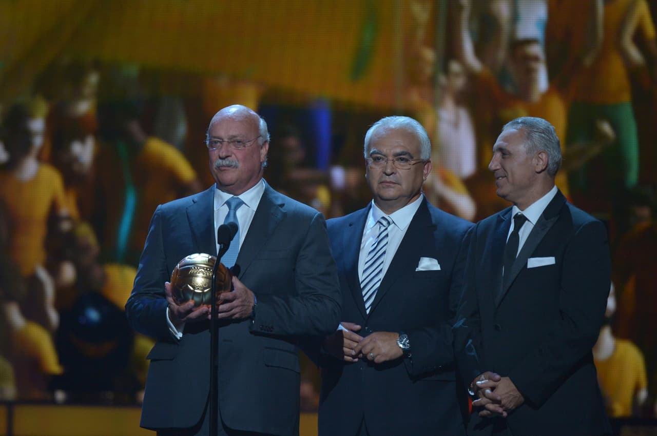 Enrique Bonilla, Luis Omar tapia, y Hristo fueron los encargados de otorgar el Balón de Oro a Gignac como el mejor jugador del año.