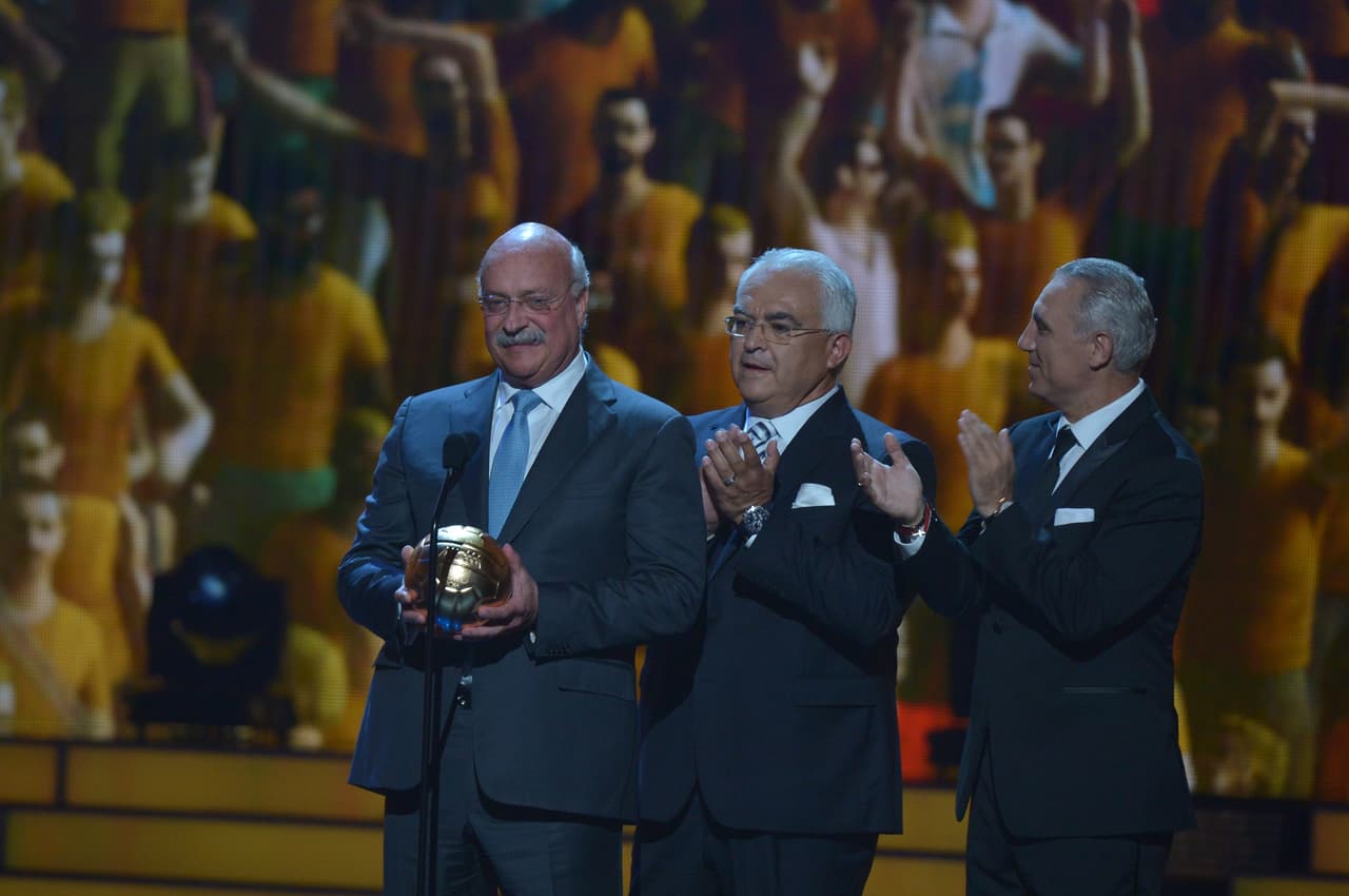 Enrique Bonilla, Luis Omar tapia, y Hristo fueron los encargados de otorgar el Balón de Oro a Gignac como el mejor jugador del año.