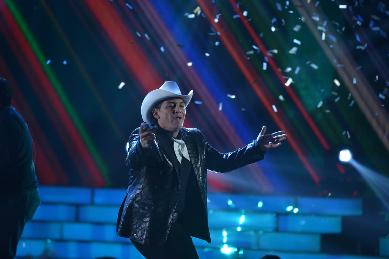 José Manuel Figueroa cerró el show del Balón de Oro con el tema 'Eres secreto de amor' como homenaje a Joan Sebastian.