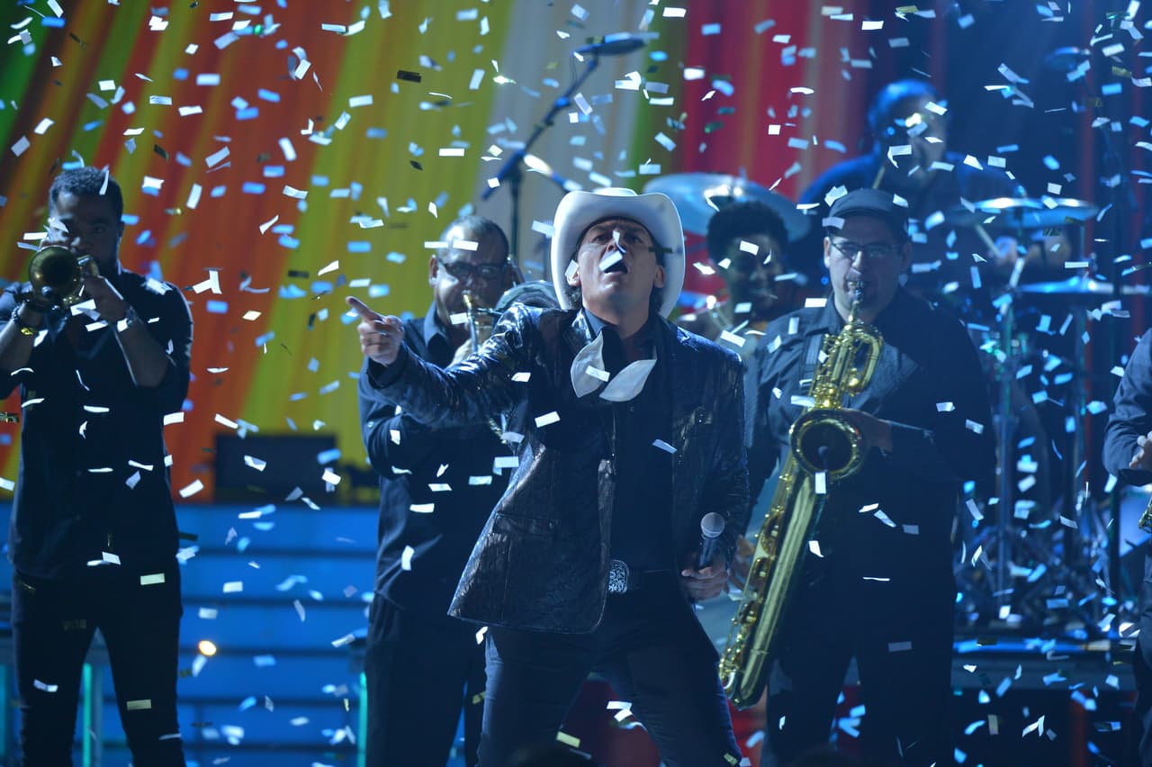 José Manuel Figueroa cerró el show del Balón de Oro con el tema 'Eres secreto de amor' como homenaje a Joan Sebastian.