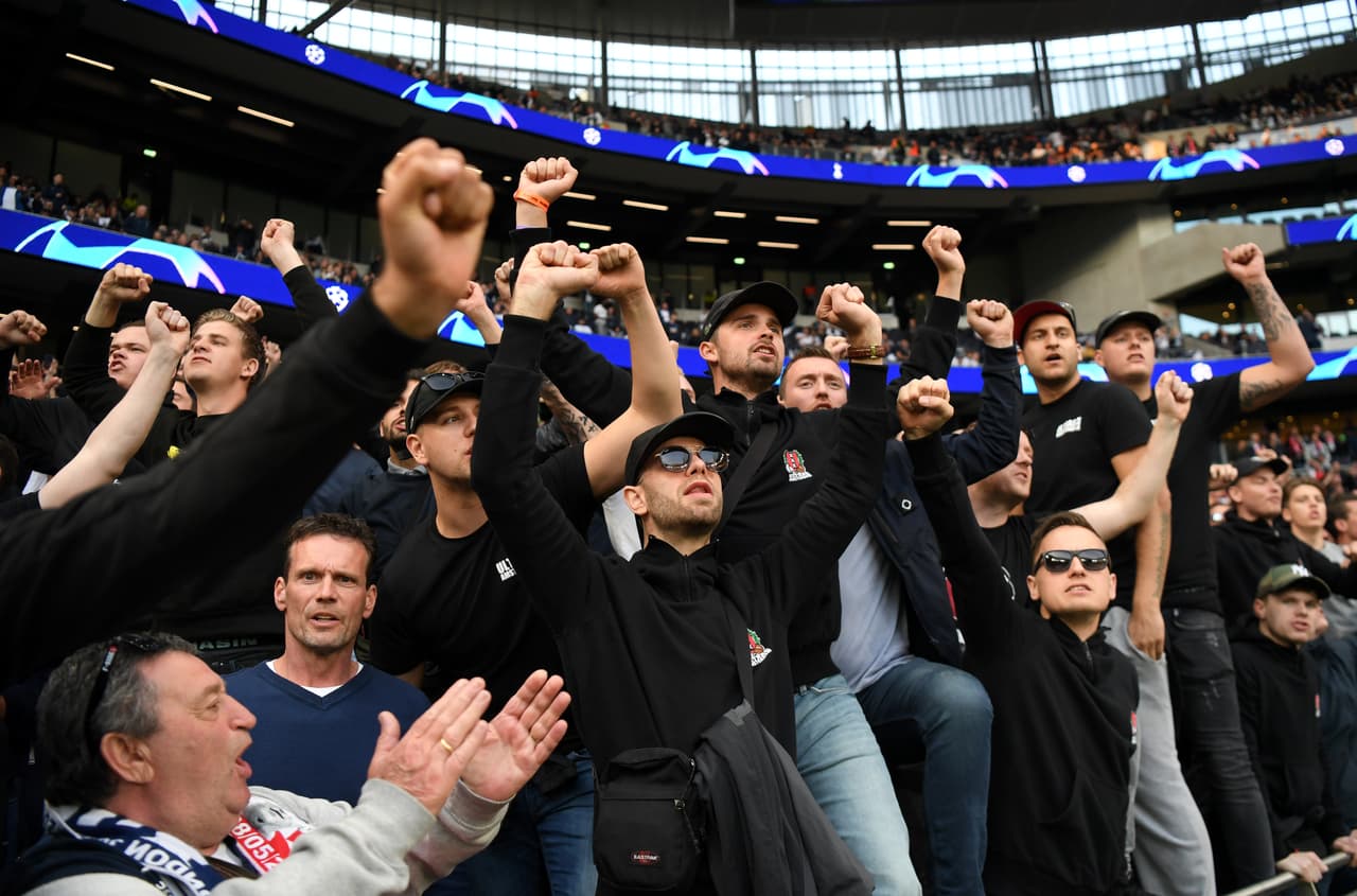 Un gran ambiente se vivió este martes en el inicio de las Semifinales de la UEFA Champions League entre el Tottenham Hotspur y el Ajax. Las aficiones de ambos equipos estuvieron a la altura en el nuevo estadio de los Spurs, en Londres, para dejar en el recuerdo una jornada innolvidable de fútbol europeo.