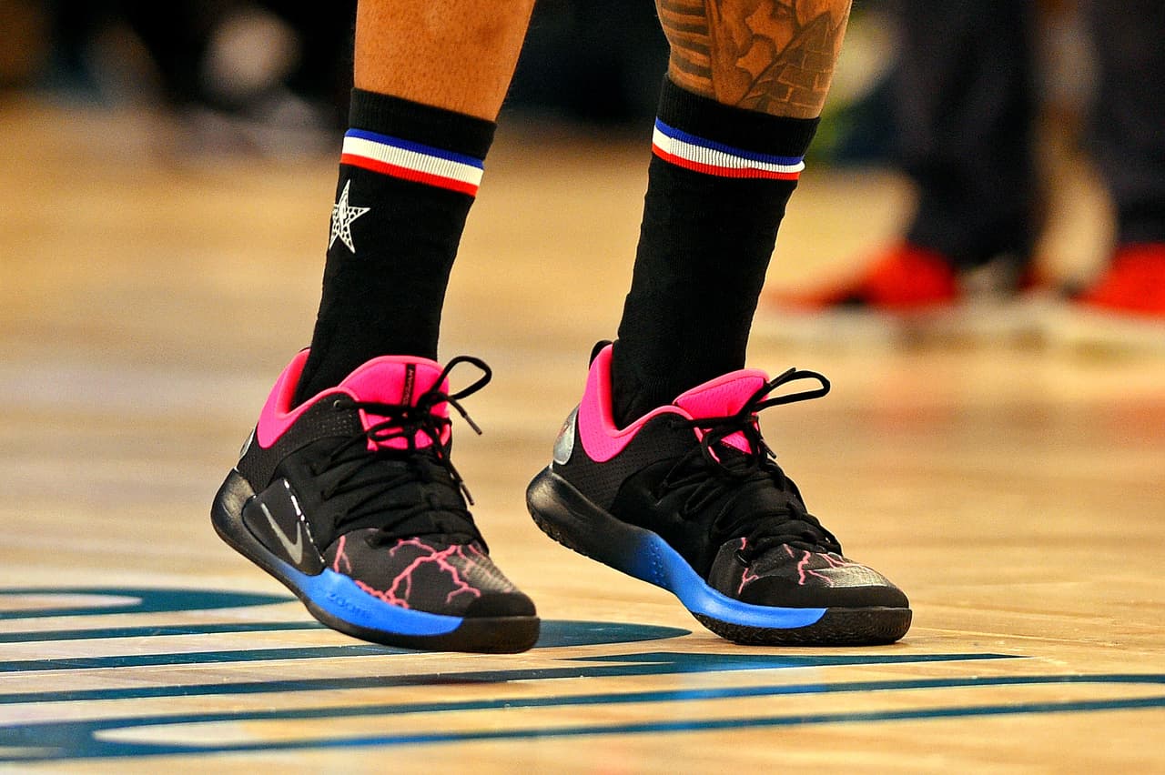 El guardia de los Wahinsgton Wizards Bradley Beal mostrando este modelo personalizado de Nike, con rayos rosados.