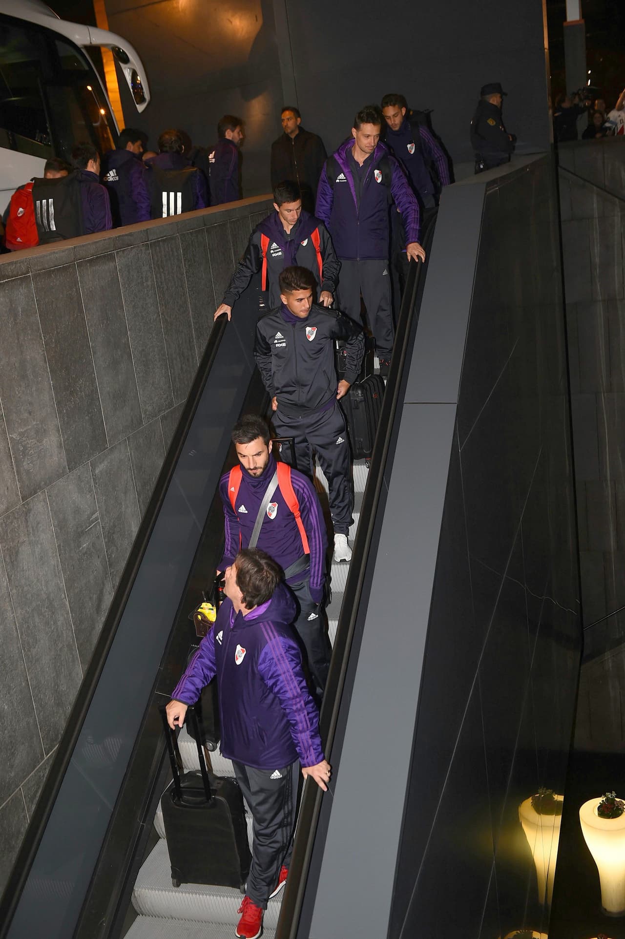 Mientras los jugadores iban entrando al Hotel, los aficionados no paraban de cantar y arengarlos.
