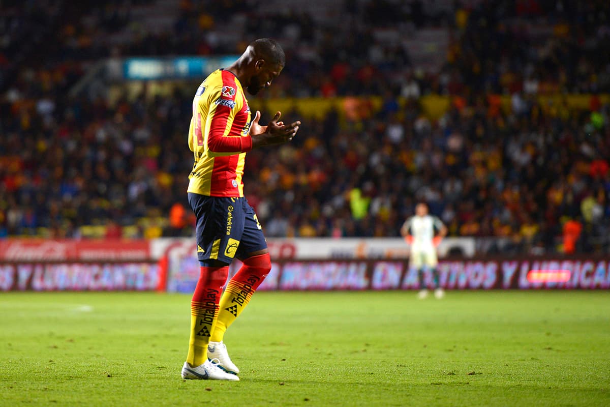 El ecuatoriano Gabriel Achilier se convirtió en el minuto 22 del partido en ser el primer expulsado con asistencia del VAR en la Liga MX.