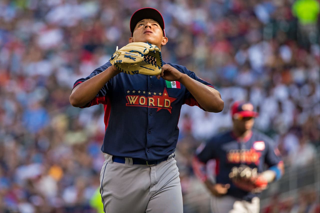 Los Dodgers vieron a Urías en una gira con la selección de su país y lo firmaron en junio de 2012, con un contrato por 450.000 dólares,