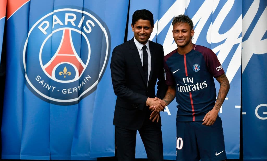 París Saint Germain, gracias a su inyección económica, se dio el lujo de pagar 220 millones de euros a Barcelona por el brasileño, una cifra jamás imaginada en el fútbol.