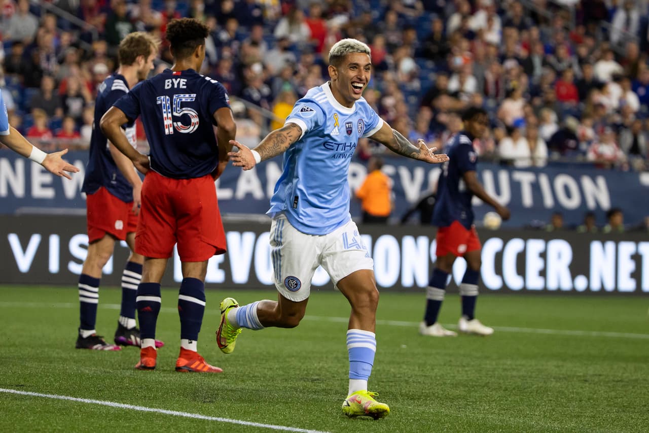 En el Gillette Stadium, New York City FC comenzó ganando frente a New England Revolution gracias a un gran gol del uruguayo Santiago Rodríguez.
<br>