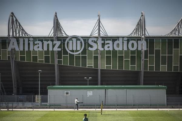 Captan a LASK Link, de Austria, entrando 'a escondidas' y en grupo