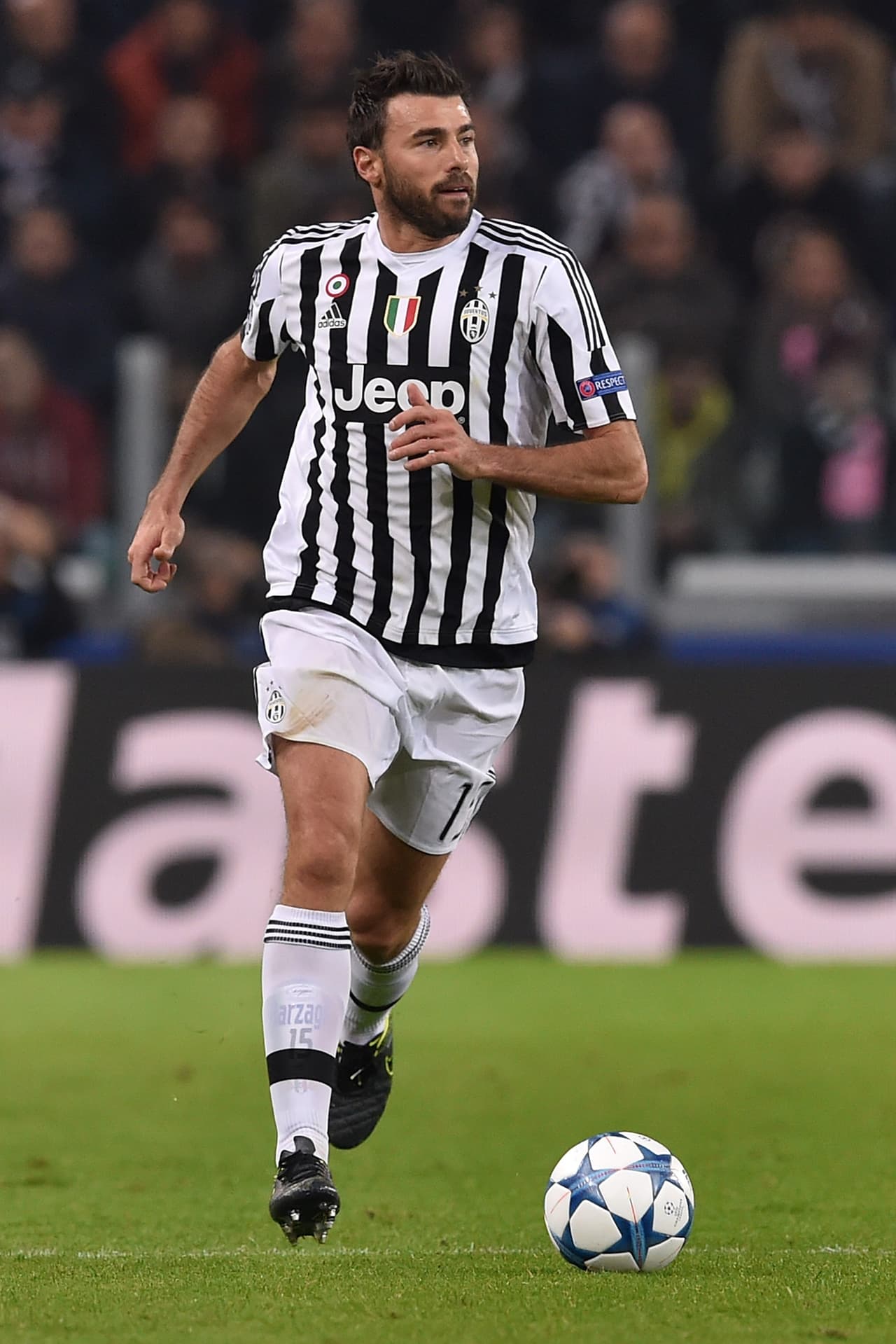 Defensa: Andrea Barzagli (Juventus) El veterano defensor italiano vio acción en todos los partidos de la Juve en la fase de grupos aunque en dos de ellos entró de cambio al final. Solo en uno de los cuatro juegos que alineó como titular el conjunto bianconeri recibió gol, en la derrota como visitante 1-0 ante el Sevilla.