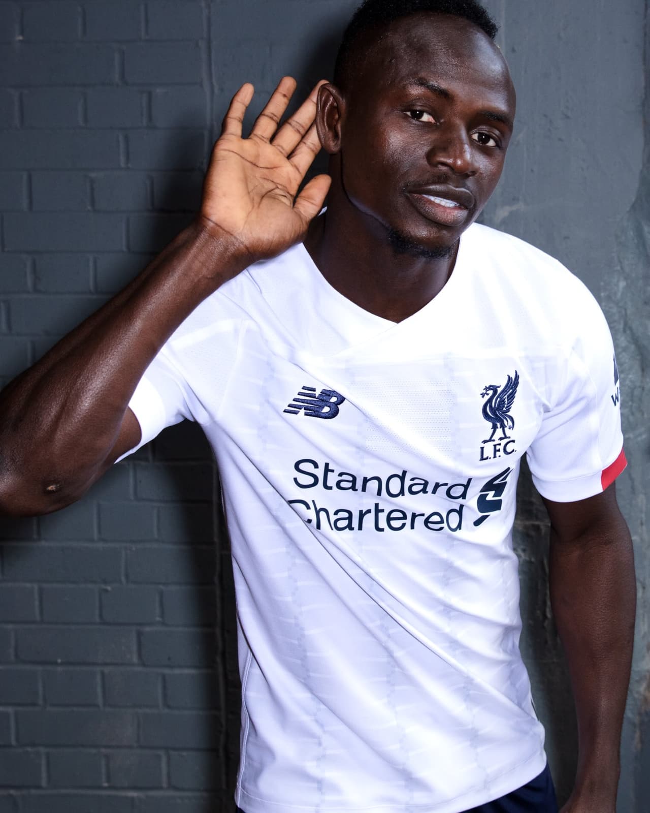 El nuevo campeón de la UEFA Champions League ha dado a conocer su segunda piel para la siguiente temporada en la que no solo tendrá el reto de sostener su corona europea, sino pelear por ganar la Premier. Este kit será blanco con algunos detalles rojos y azules oscuros.