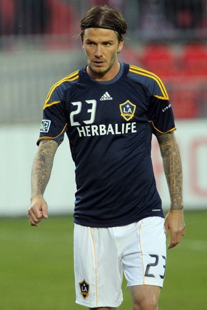 El inglés David Beckham lleva grabado el nombre de sus hijos en sus zapatos y siempre ordena todo en el vestuario de la misma manera. 