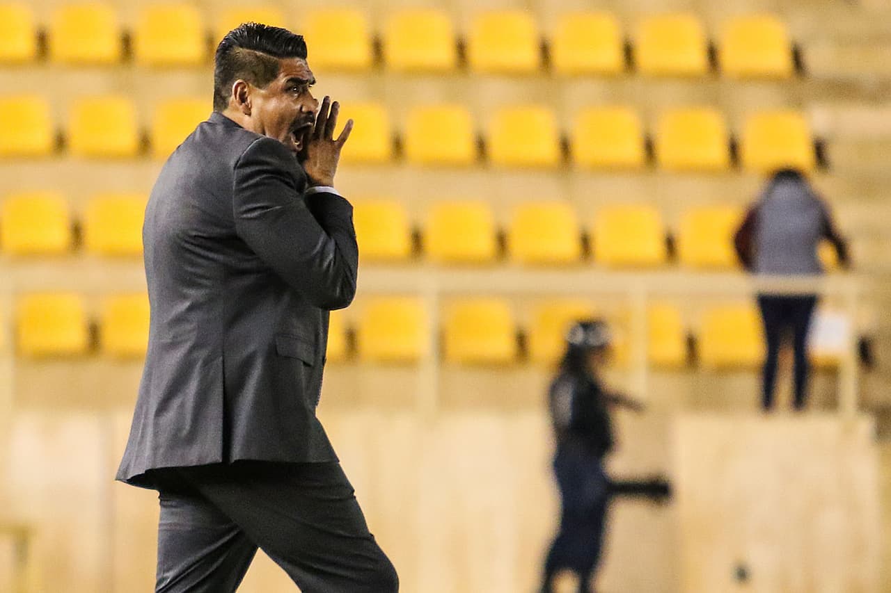 Y el nerviosismo se cambió de banca. El técnico de los oaxaqueños Ricardo Rayas era el que comenzaba a vociferar, sobre todo en el inicio de la segunda parte, cuando Atlante lució mejor.