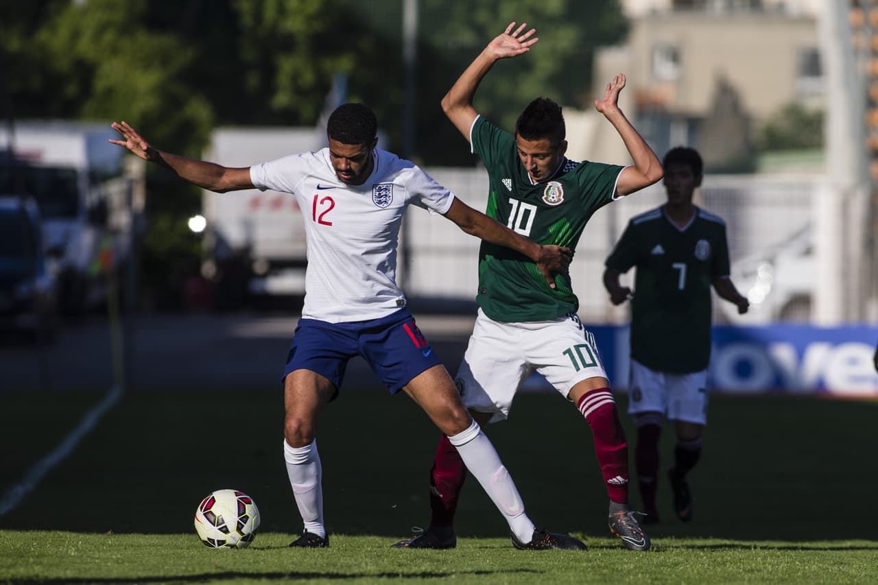 Promediando el primer tiempo, Inglaterra tomó el control de la pelota. En la foto, Roberto Alvarado (10) y Jake Clarke-Salter (12)