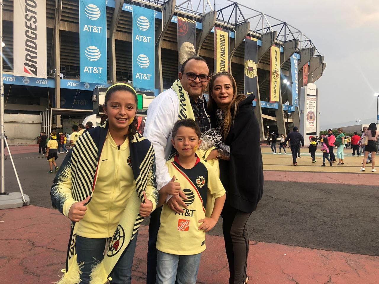 En familia asisten los fanáticos del América al Coloso de Santa Úrsula a uno de los encuentros más importantes de la Jornada 12 del 
<a href="https://www.univision.com/deportes/futbol/liga-mx/*">Clausura 2019</a>.