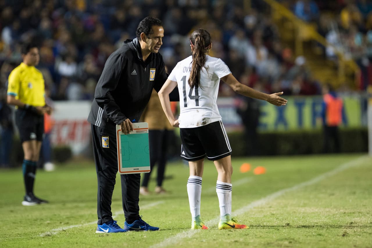 Miguel Razo, auxiliar técnico de Tigres, llevaba a las jugadoras las instrucciones de Osvaldo Batocletti, el técnico, buscando vulnerar a las rivales.