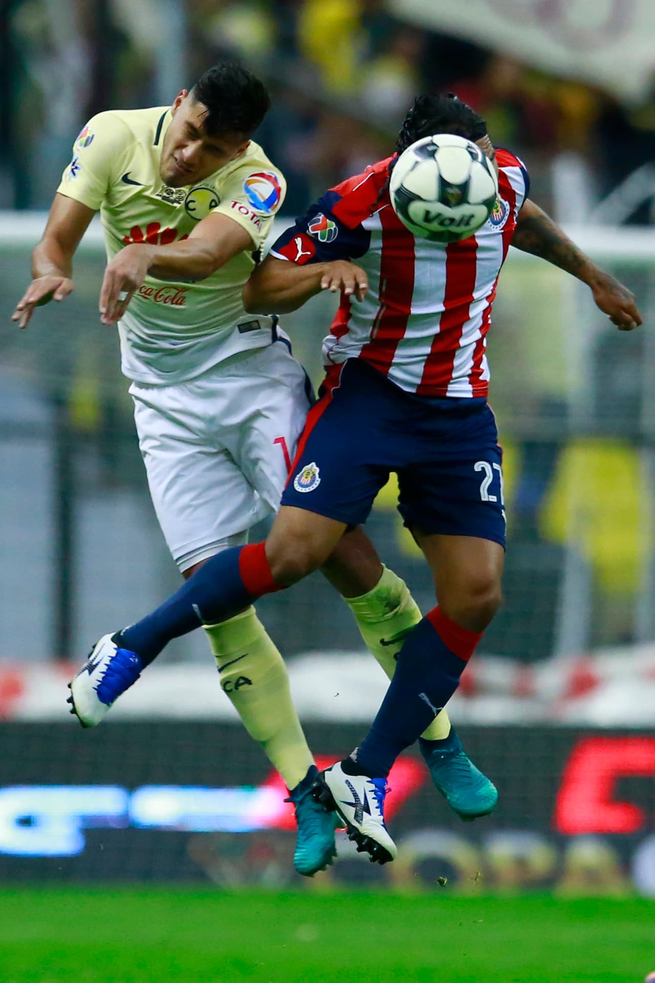 Al final del primer tiempo, América se fue arriba y Chivas tuvo que replantear cómo llegar con claridad al arco defendido por Moisés Muñoz.