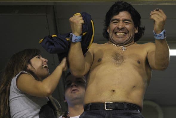 Como futbolista retirado en el 2004 mientras se recuperaba en Cuba, existieron imágenes del “10” participando en una orgía.