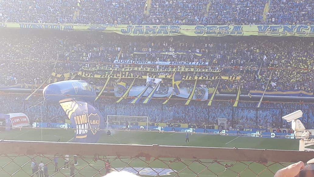 Ya en el interior de La Bombonera se vive la magia del Superclásico Argentino.