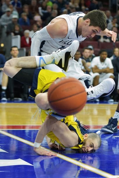 Filadelfia, Pensilvania - 04 de febrero: Matt Carlino #13 de los Marquette Golden Eagles se volcó por Ryan Arcidiacono #15 de los Wildcats de Villanova en el Wells Fargo Center. Villanova ganó 70-52.
