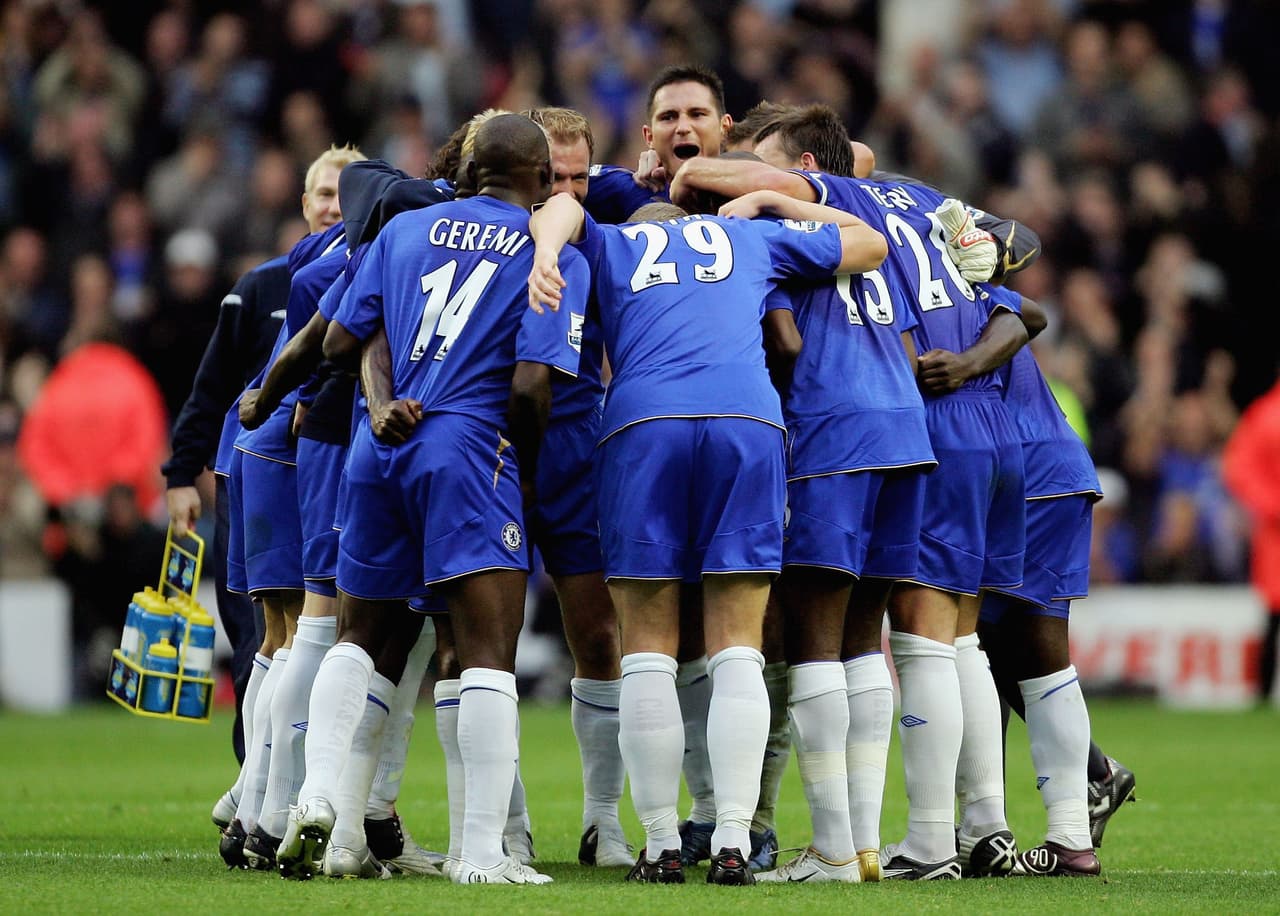 Chelsea F.C. (2005/06) - lo de lo Blues en esa temporada es aún más escandaloso. Fueron nueve partidos ganando en el inicio de la Premier (Wigan Athletic, Arsenal, West Brom, Tottenham Hotspur y Sunderland, los cinco primeros) para al final quedarse con el título con 91 puntos. Didier Drogba, Arjen Robben, Hernán Crespo, Frank Lampard, eran algunas de sus figuras.