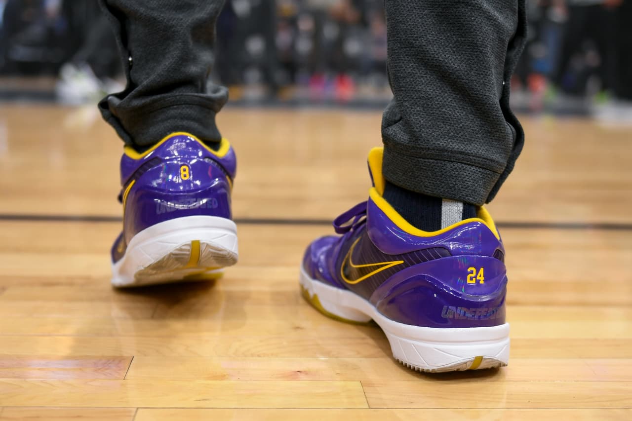 Keita Bates-Diop, el delantero de los Minnesota Timberwolves colocó los número que utilizó Kobe en sus tenis.